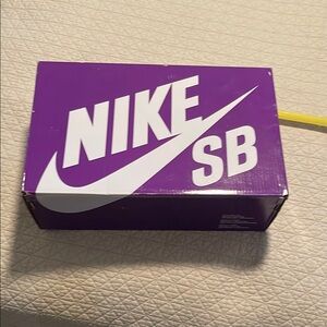 Nike SB Purple Shoe Box Supreme/NIKE